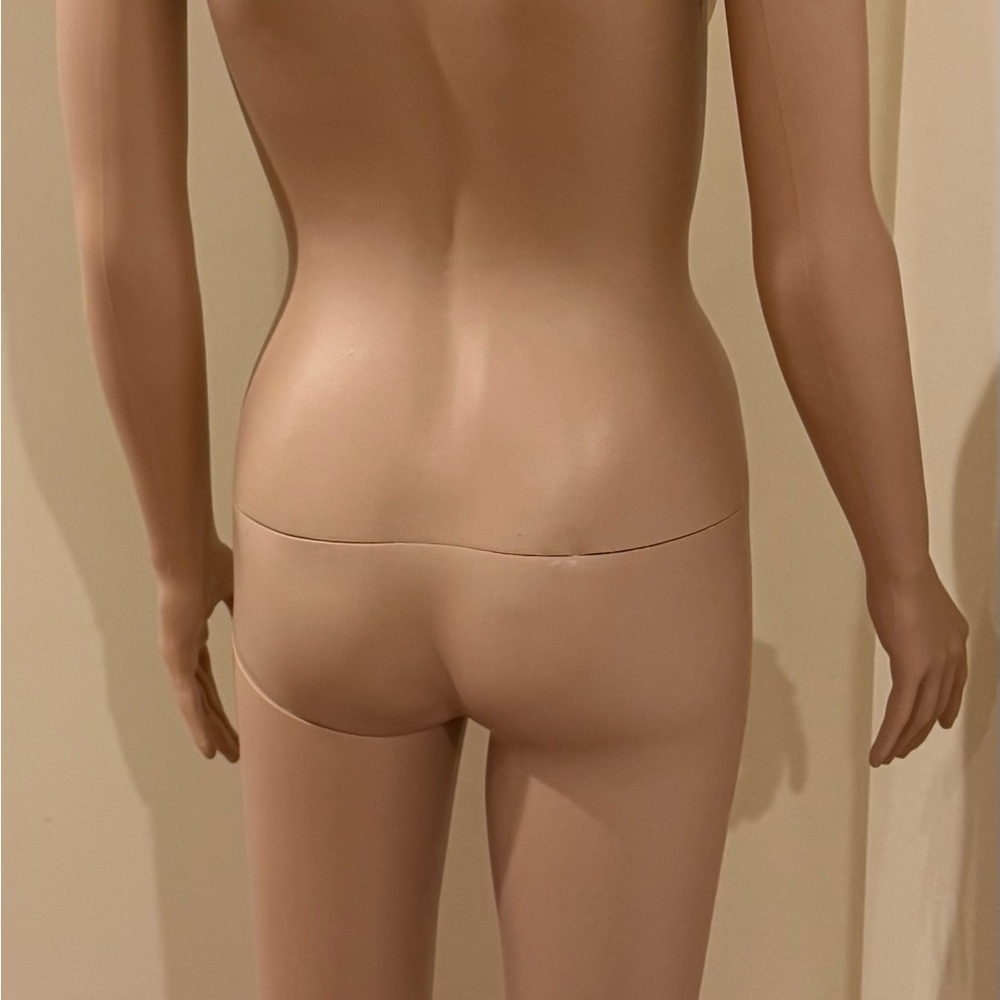 Mannequin - Picture 2 of 13